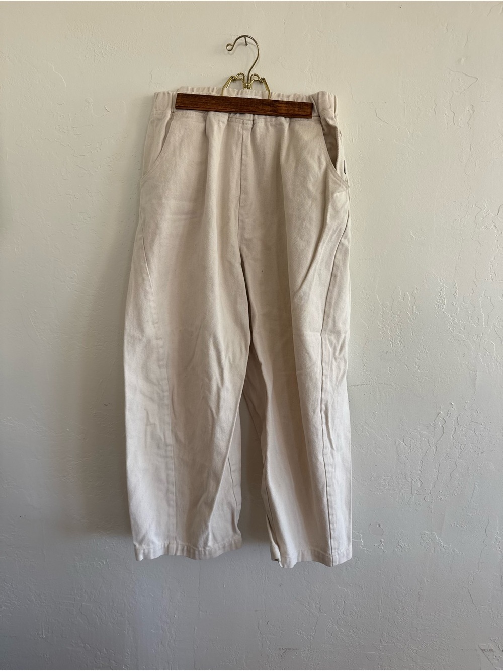 Le Bon Shoppe arc pants in naturel/natural size Large! Barrel pants.